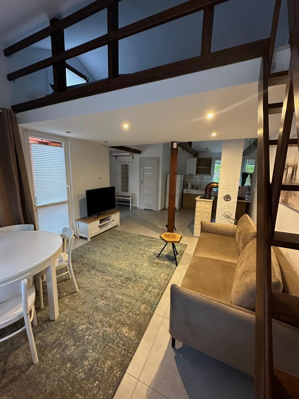 TV and multimedia, Living room, Seating area, Dining area