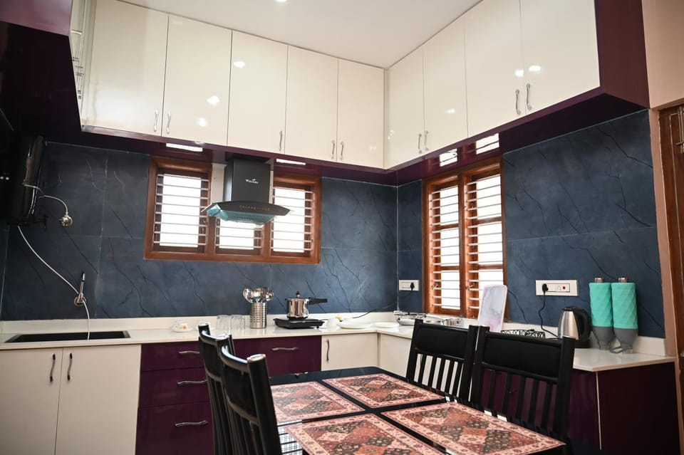 Coffee/tea facilities, Kitchen or kitchenette, Dining area, dishwasher