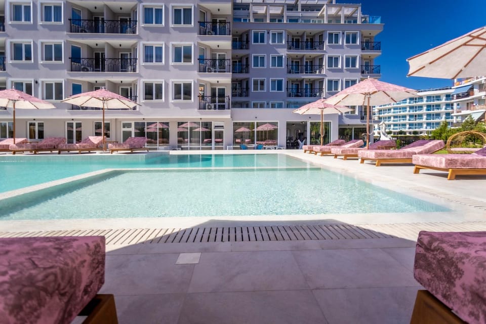 Property building, Swimming pool, sunbed