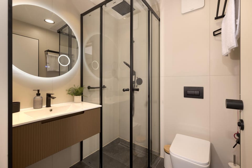 Shower, Toilet, Bathroom, towels