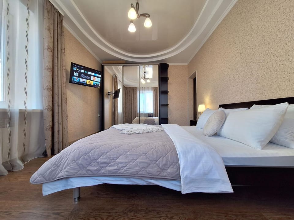 Bed, TV and multimedia, Photo of the whole room, Bedroom