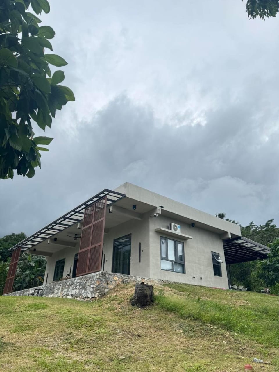 2BR Modern Guest House with Lanai, Kitchen, Roofdeck Near White Beach House in Puerto Galera
