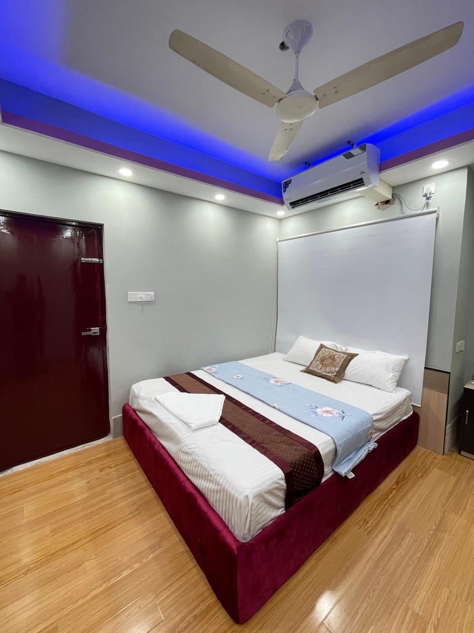 Photo of the whole room, air conditioner