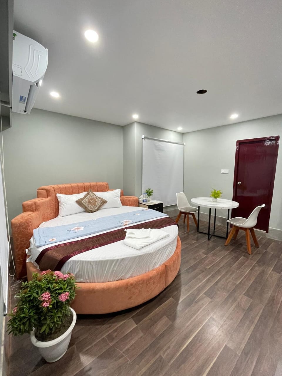 Bed, Photo of the whole room, Seating area