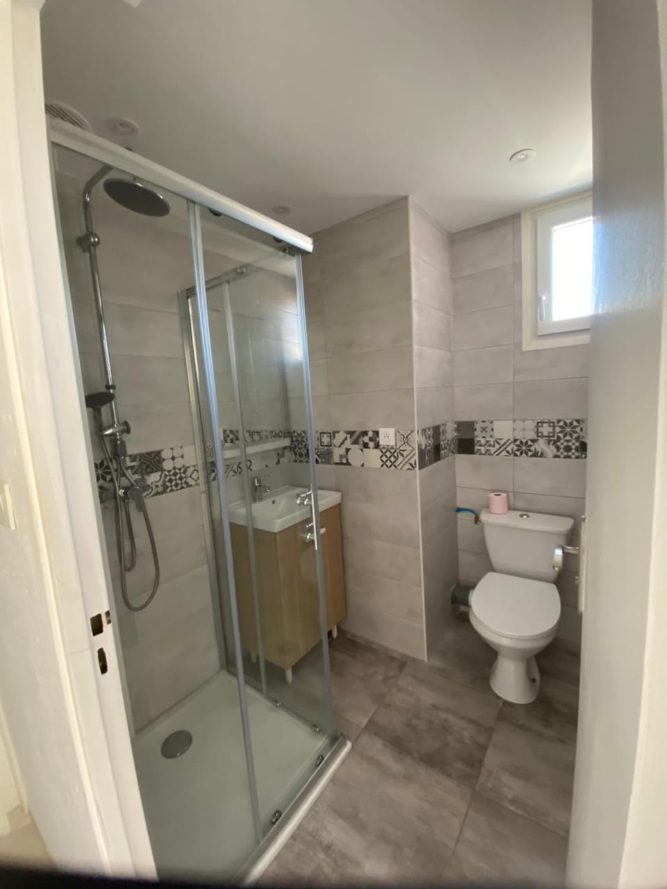Shower, Toilet