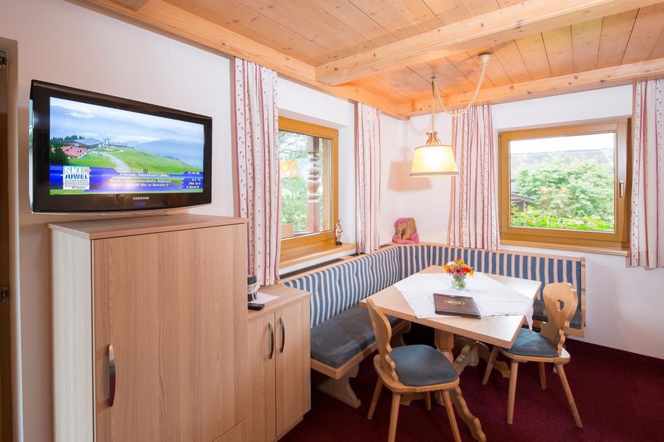 Communal lounge/ TV room, TV and multimedia, Balcony/Terrace, Living room, Seating area, Dining area, Garden view, Mountain view
