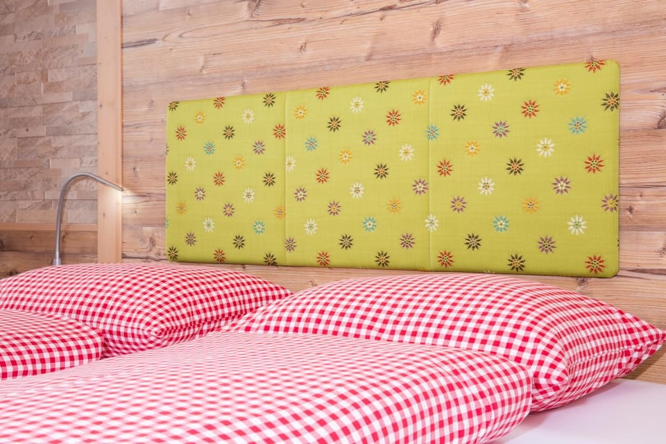 Bed, Photo of the whole room, Decorative detail, Decorative detail, Bedroom