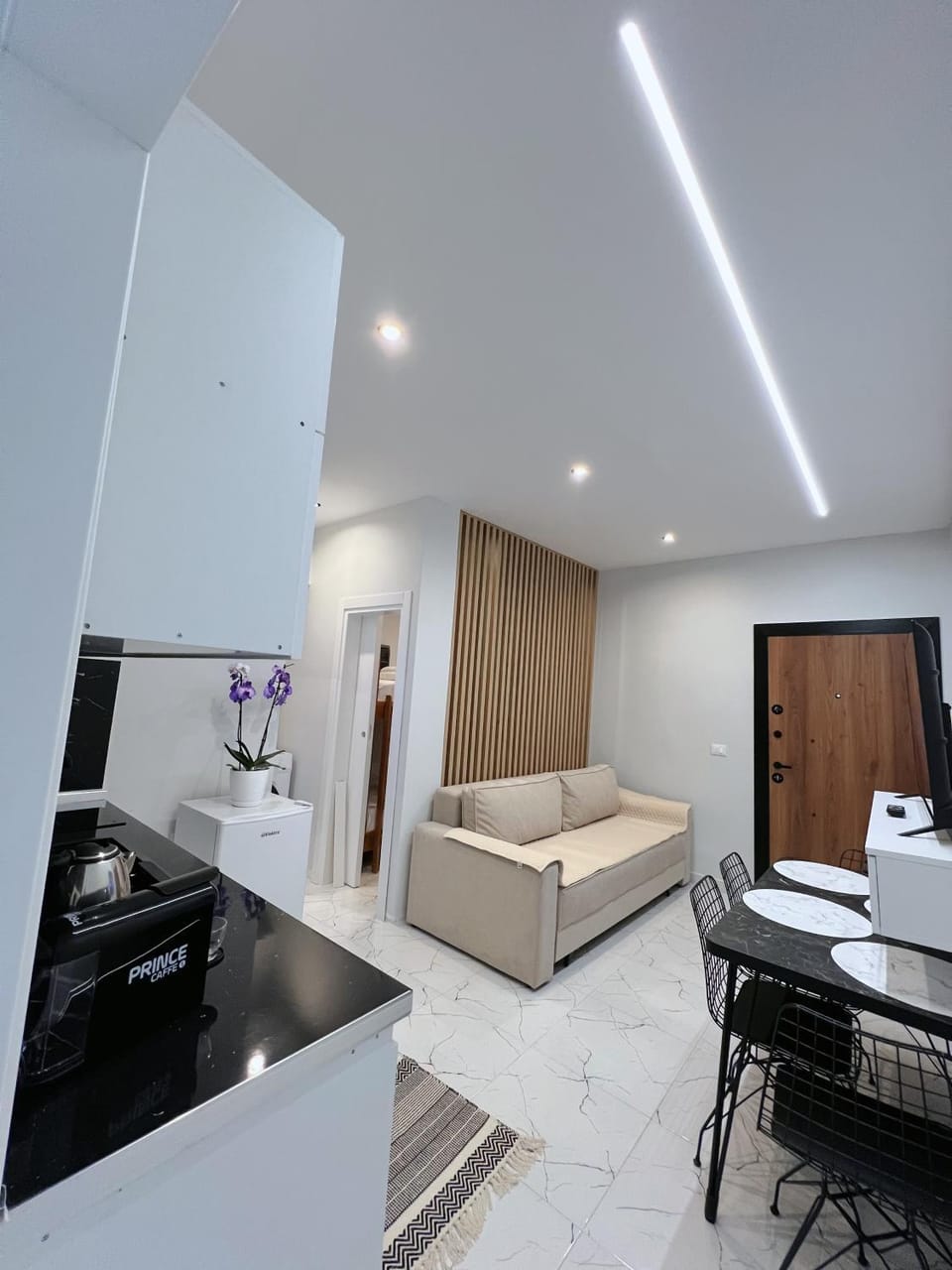 TV and multimedia, Living room, Photo of the whole room, Seating area, Dining area