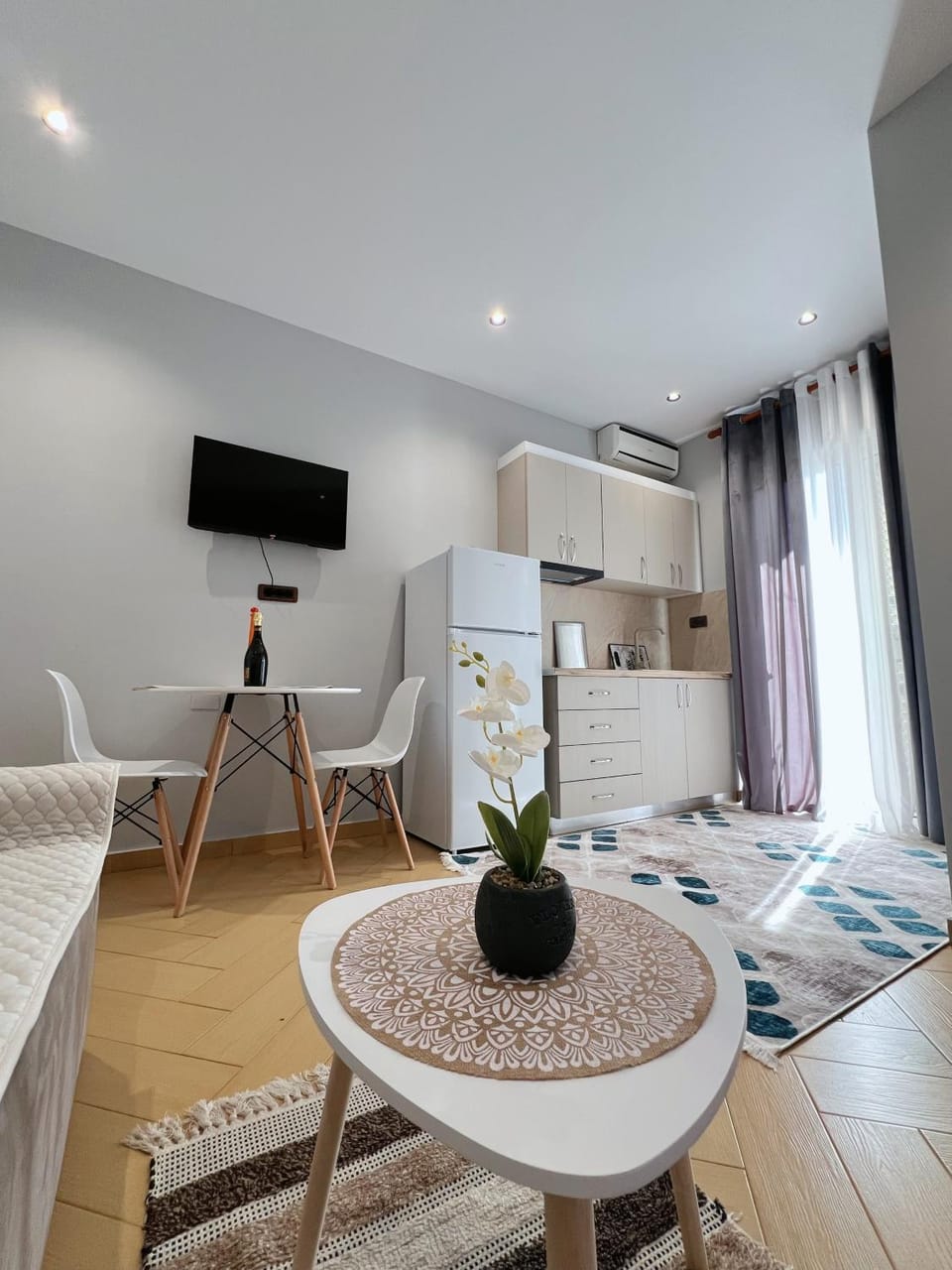 White and Cozy Apartment Apartment in Vlorë