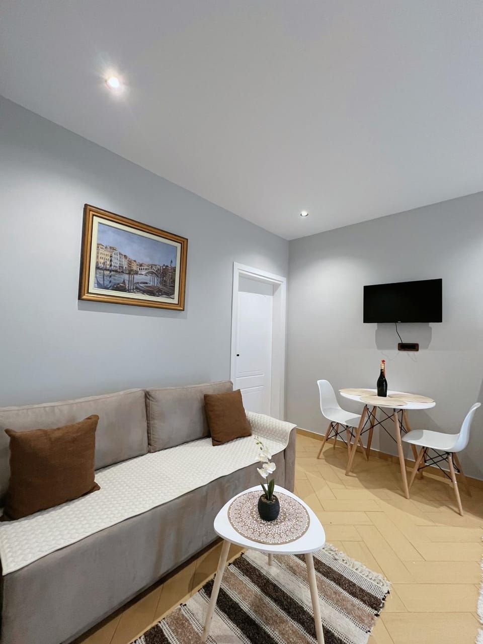 White and Cozy Apartment Apartment in Vlorë