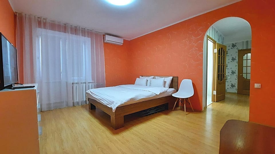 Bed, TV and multimedia, Living room, Photo of the whole room, Seating area, Bedroom, air conditioner