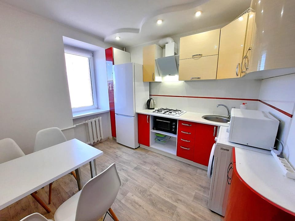 Kitchen or kitchenette, Seating area, Dining area, stove
