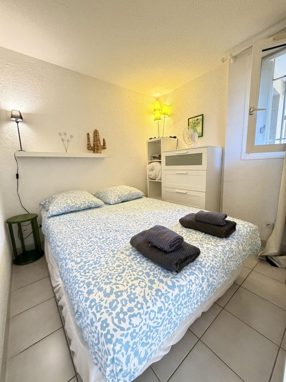 Bed, Photo of the whole room, Bedroom, towels