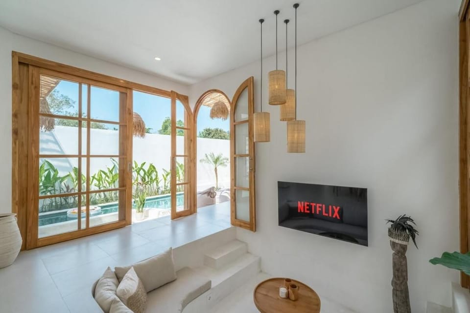 Villa ASÌN - NEW Tropical & Modern 3BR Central - Canggu beach Villa in North Kuta