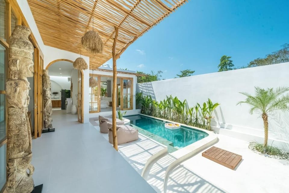 Villa ASÌN - NEW Tropical & Modern 3BR Central - Canggu beach Villa in North Kuta