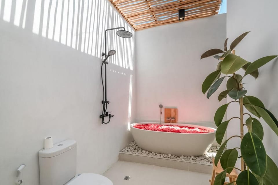 Villa ASÌN - NEW Tropical & Modern 3BR Central - Canggu beach Villa in North Kuta