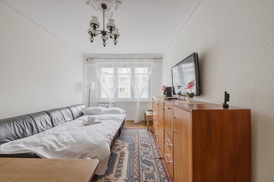 Communal lounge/ TV room, Bed, TV and multimedia, Living room, Photo of the whole room, Seating area, Evening entertainment, Bedroom