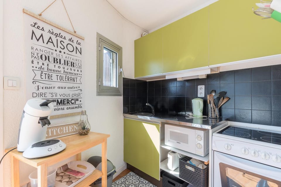 Kitchen or kitchenette, stove