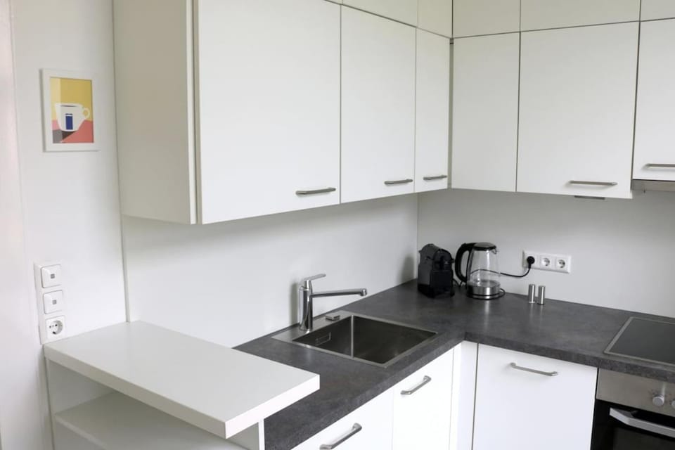 Kitchen or kitchenette, dishwasher, stove