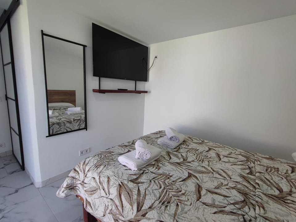 TV and multimedia, Photo of the whole room, Bedroom