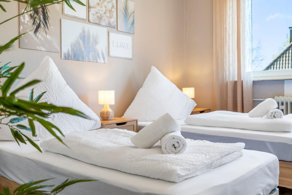 Bedroom, towels