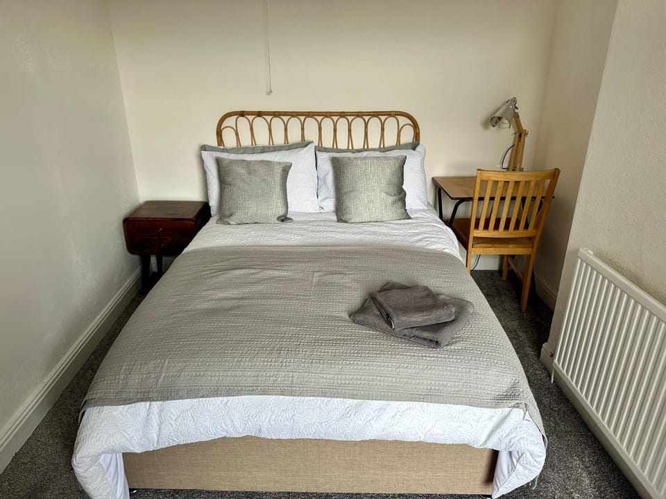 Central Crewe 4 Double bedroom home Villa in Crewe