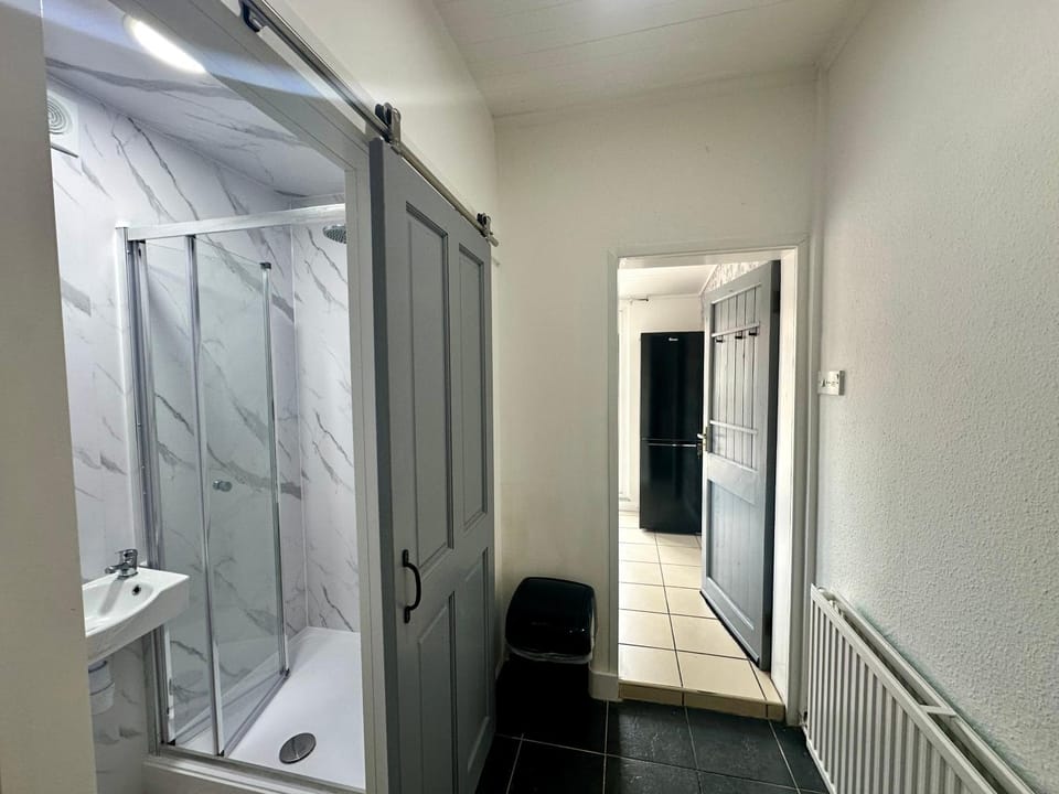 Central Crewe 4 Double bedroom home Villa in Crewe