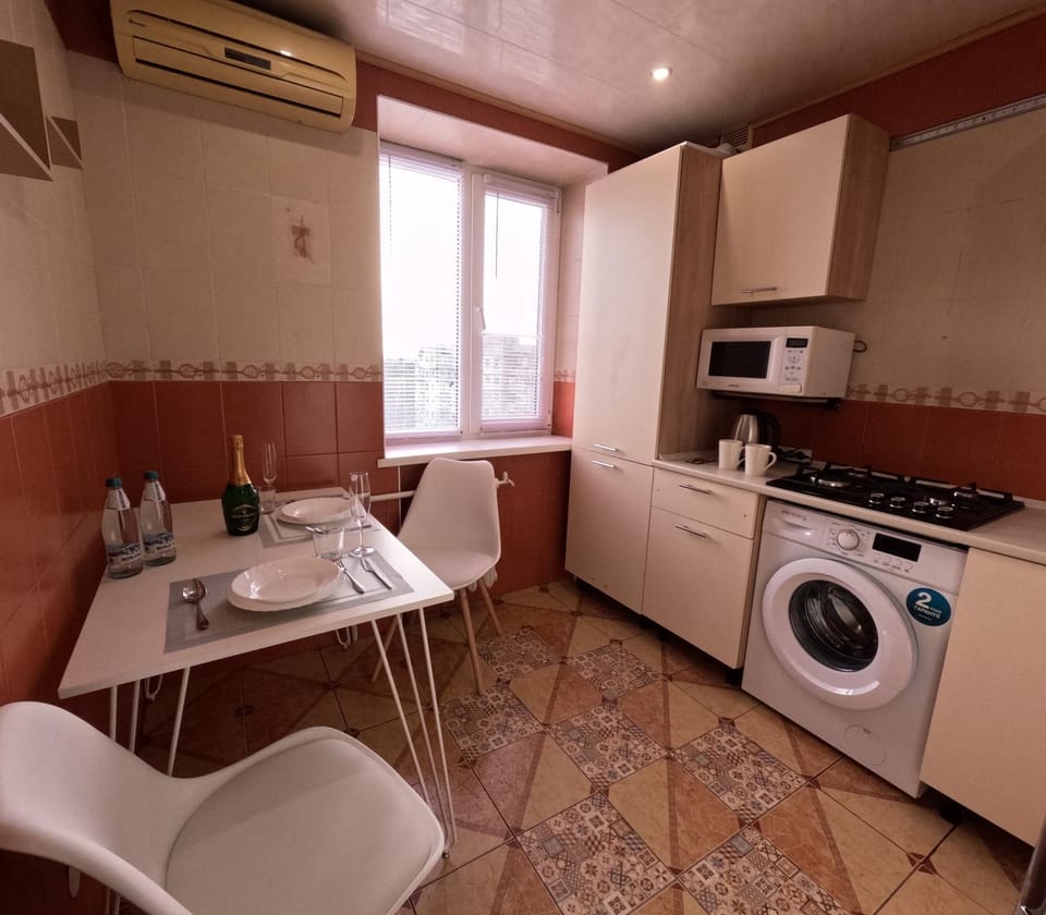Kitchen or kitchenette, Dining area, oven, stove, washing machine