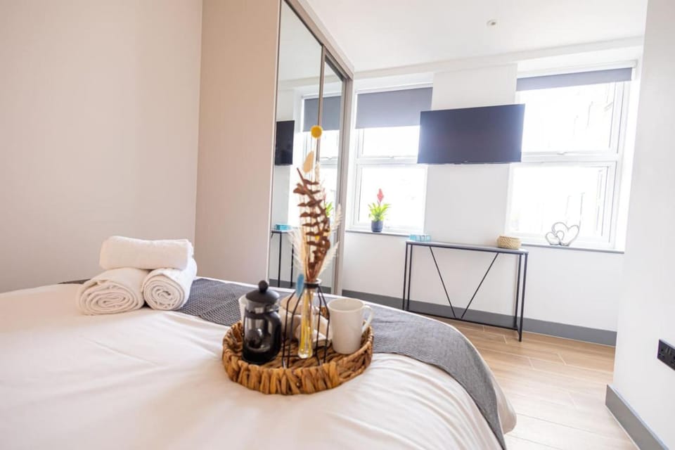 Bed, TV and multimedia, Bedroom