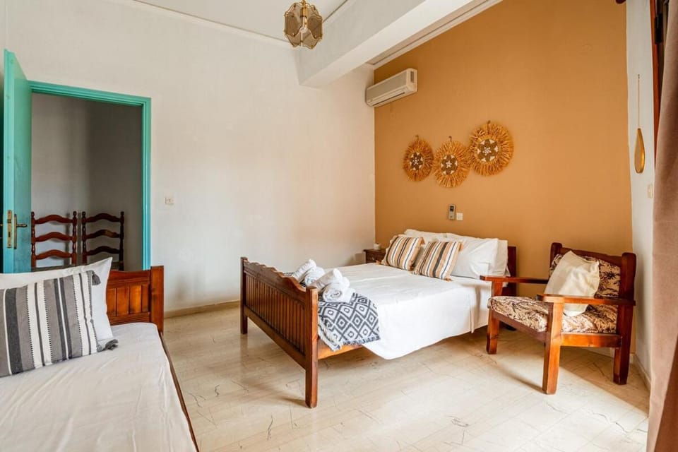 Bed, Photo of the whole room, Seating area
