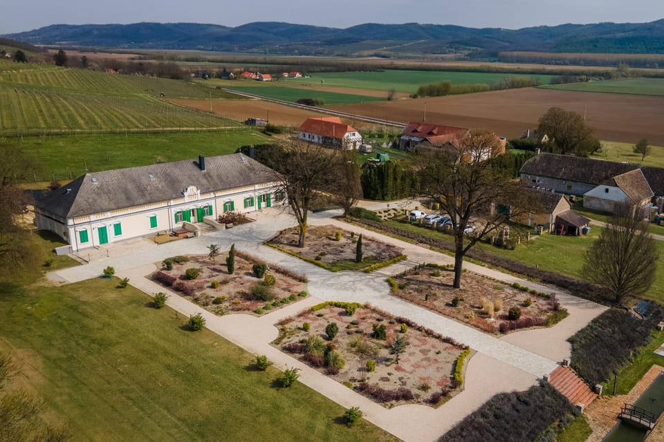 Szent Gaál Kastély Villa in Hungary