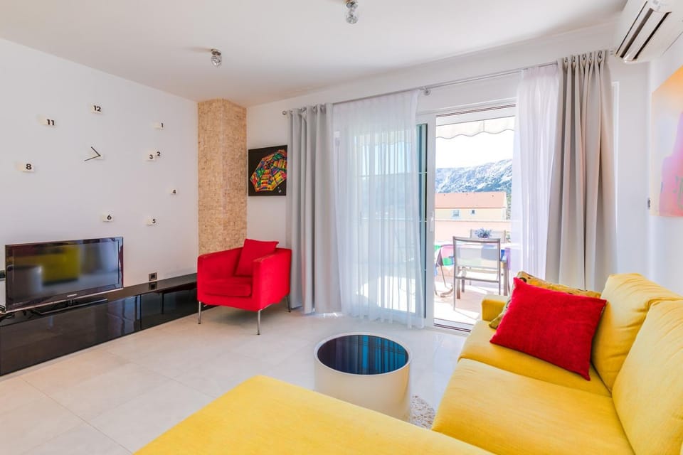 Communal lounge/ TV room, TV and multimedia, Living room, Seating area