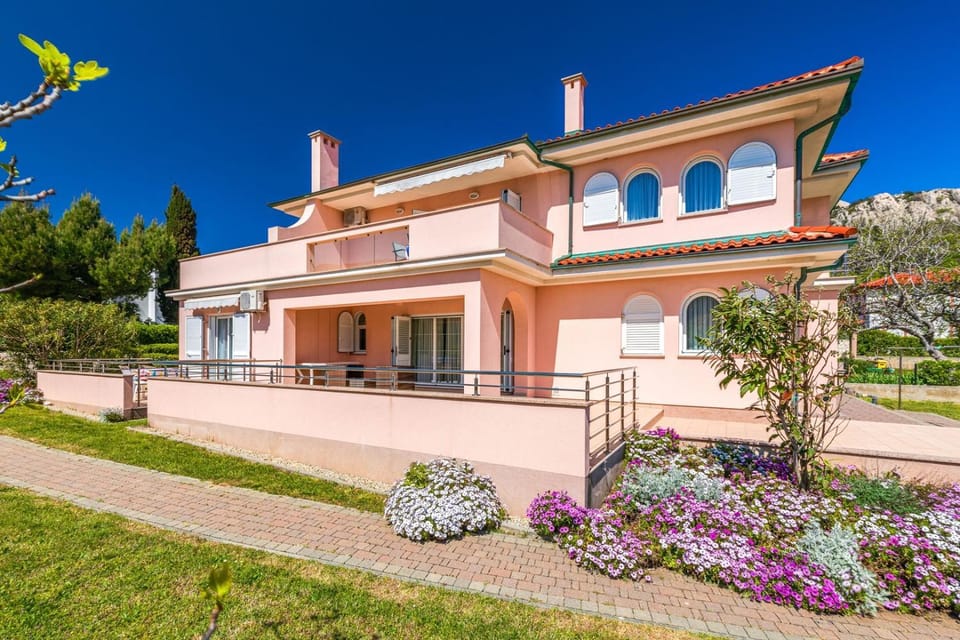 Property building, Day, Garden, Garden view
