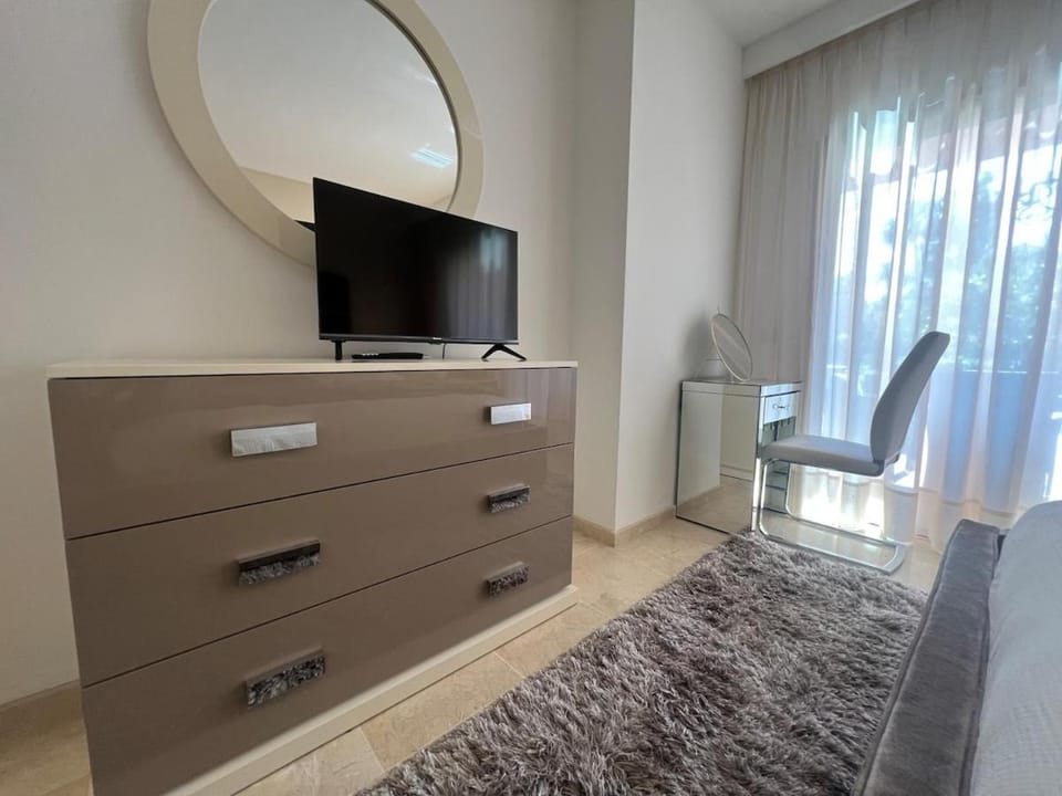 TE HUUR 2 slaapkamers FRONTLINE STRAND COMPLEX ESTEPONA Apartment in Costa del Sol