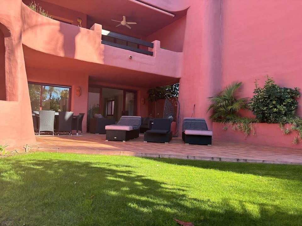 TE HUUR 2 slaapkamers FRONTLINE STRAND COMPLEX ESTEPONA Apartment in Costa del Sol