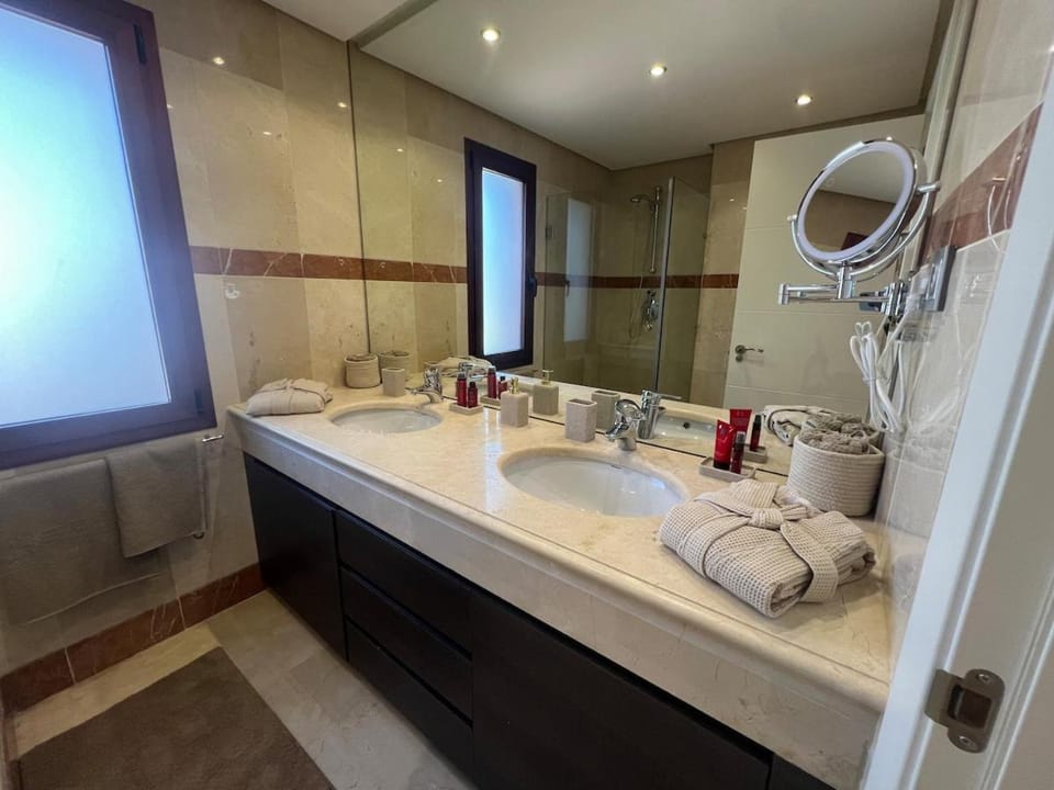 TE HUUR 2 slaapkamers FRONTLINE STRAND COMPLEX ESTEPONA Apartment in Costa del Sol