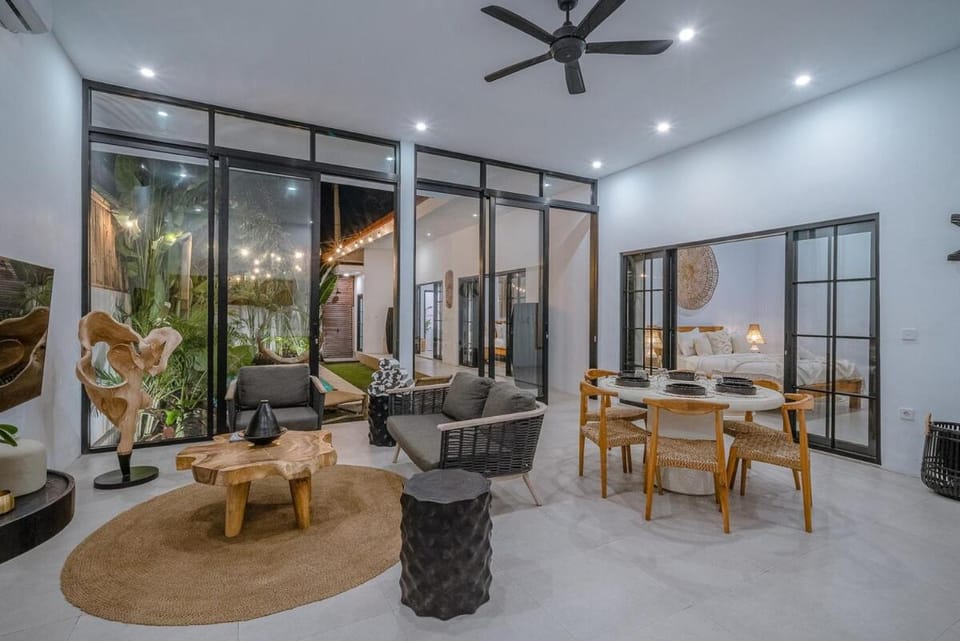 Villa DAN - Tropical & Modern 3BR Villa - Central Canggu Beach Villa in North Kuta