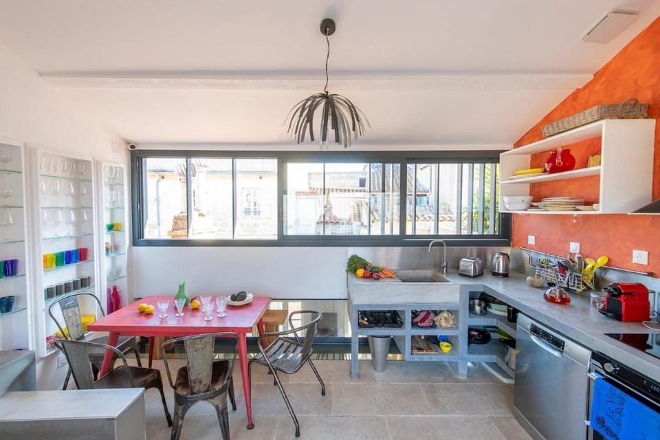 Kitchen or kitchenette, Dining area, oven, stove