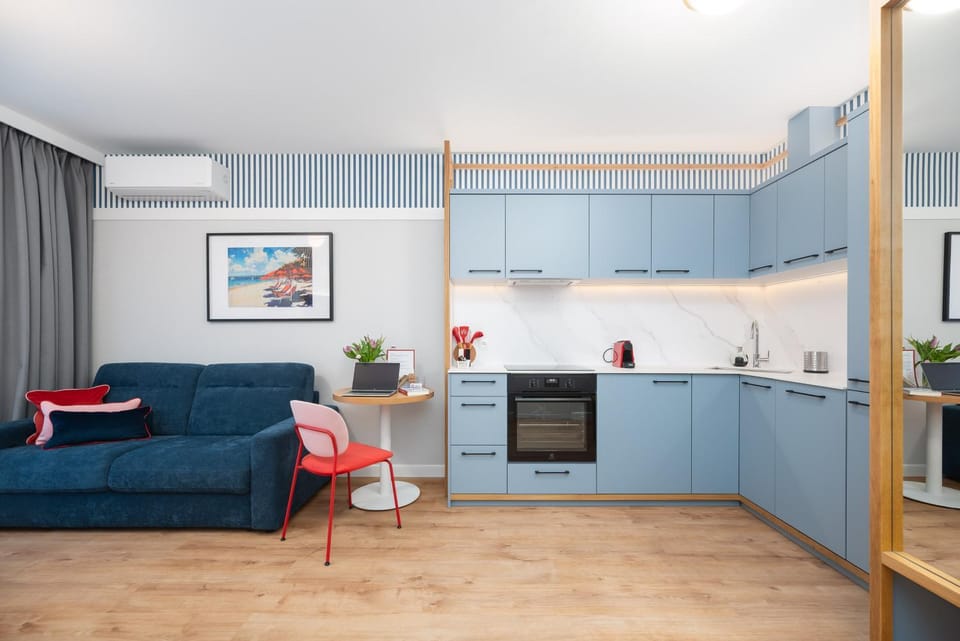 Kitchen or kitchenette, Living room, Seating area, stove