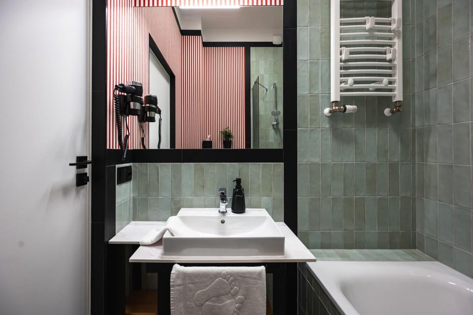 Bathroom, Bath, towels