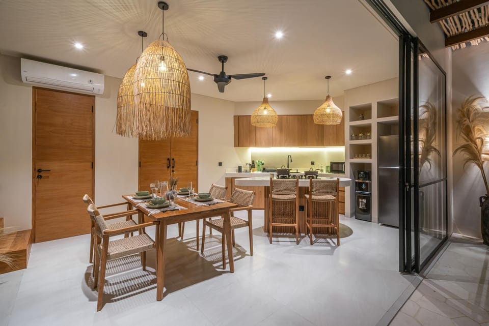 Yuko, Tropical Bliss 2BR Villa, Short Stroll to Beach Villa in North Kuta