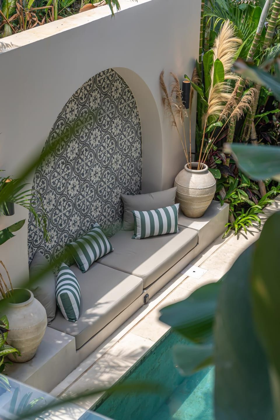Patio, Day, Garden, Living room, Seating area, Garden view, Pool view, Swimming pool, sunbed