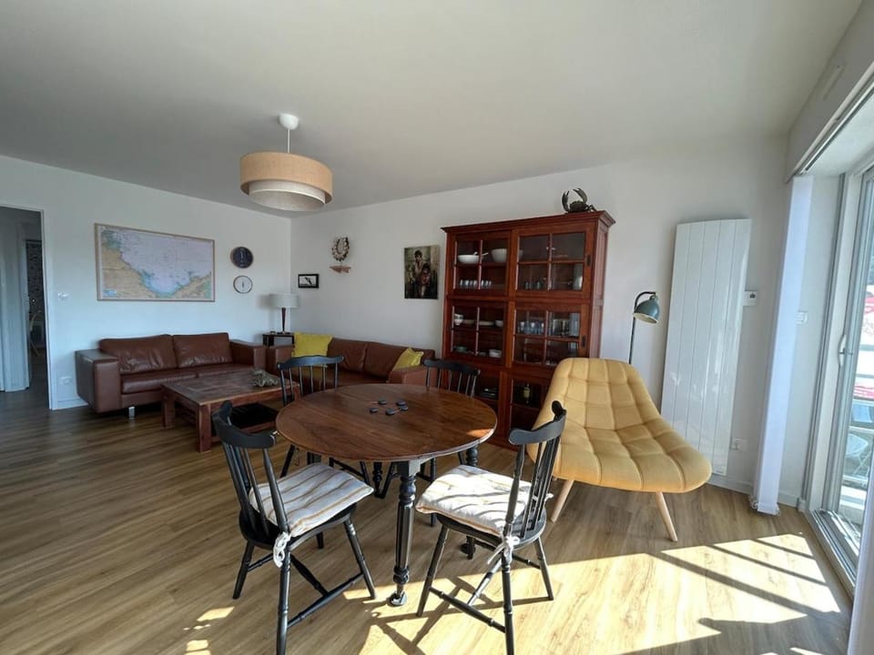 Seating area, Dining area