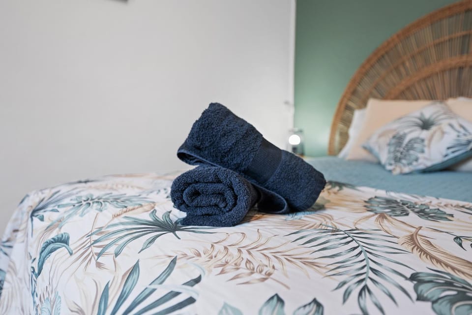 Photo of the whole room, Decorative detail, Bedroom, towels, air conditioner