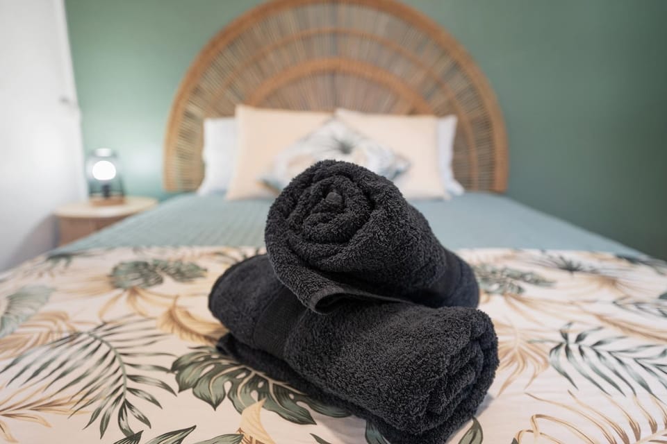 Photo of the whole room, Decorative detail, Bedroom, air conditioner