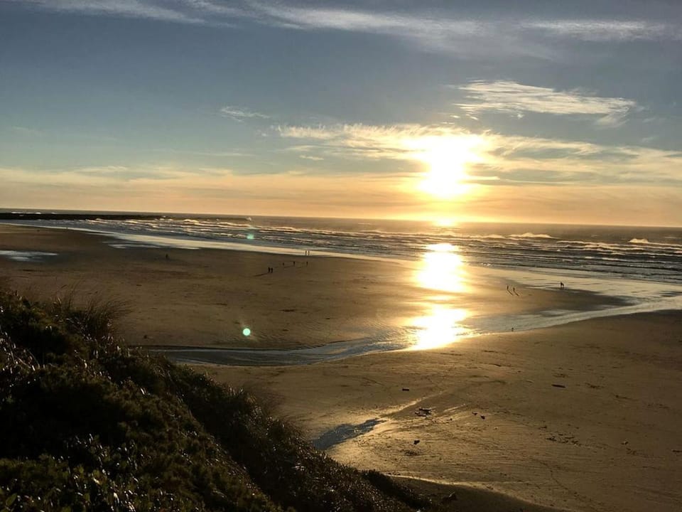 Oceanfront Cabin with Two Outdoor Soaking Tubs in the Heart of Newport, Oregon Cabin in Newport