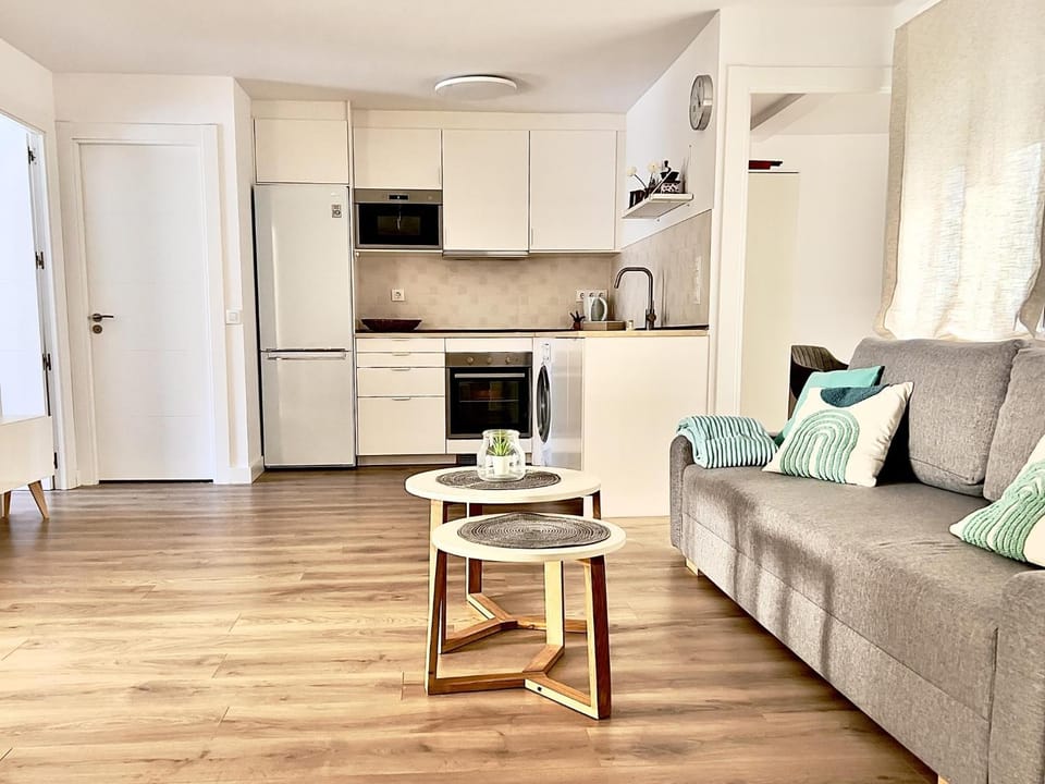 Kitchen or kitchenette, Living room, Seating area, Dining area, oven, stove