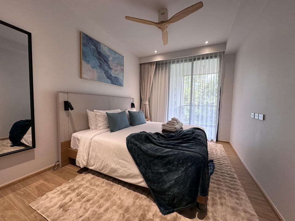 Bed, Photo of the whole room, Bedroom, fireplace, towels