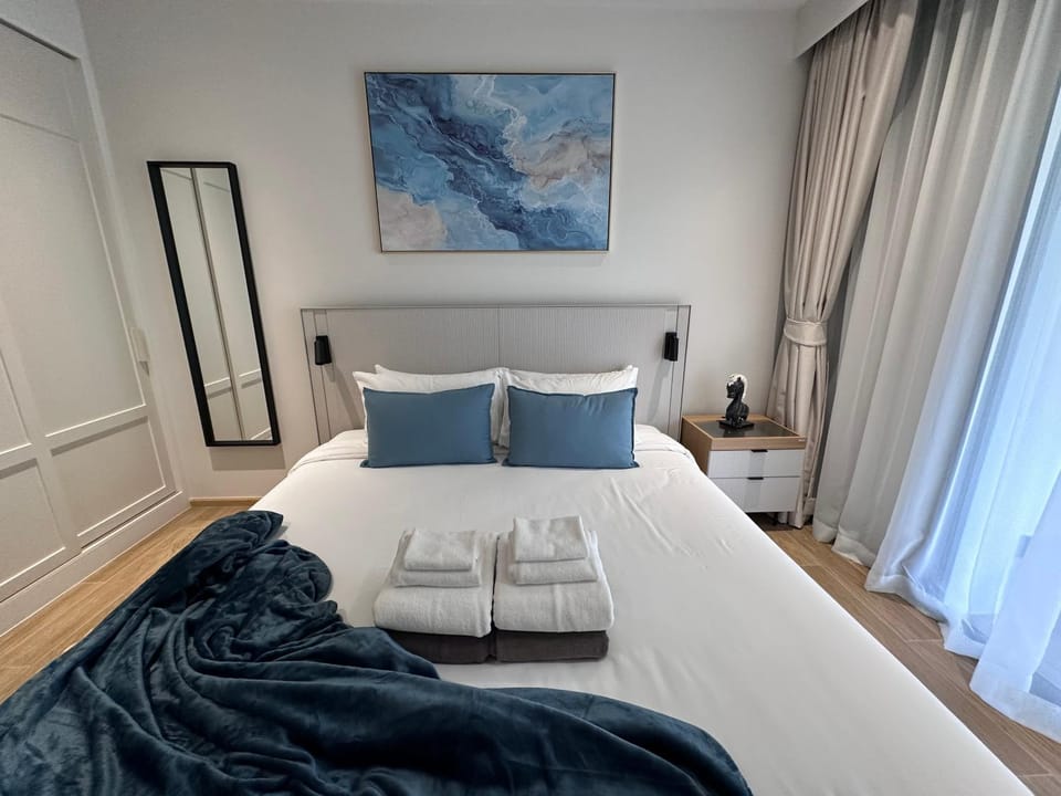 Bed, Photo of the whole room, Bedroom, towels