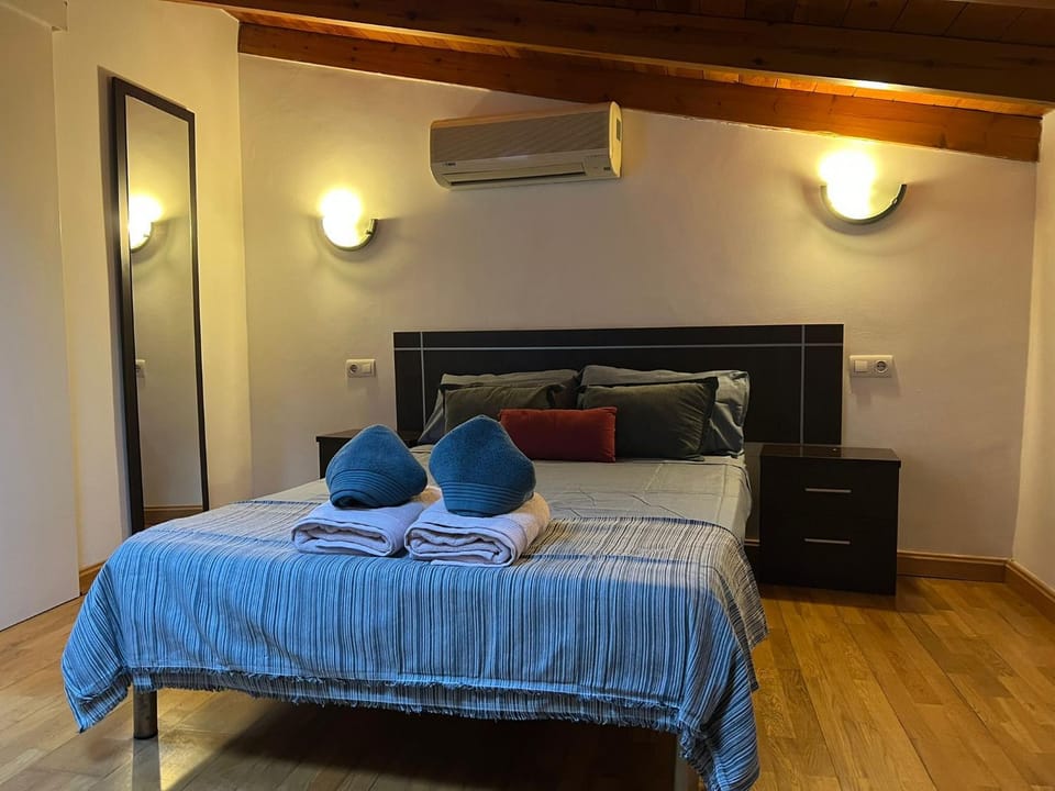 Bed, Photo of the whole room, Bedroom, air conditioner